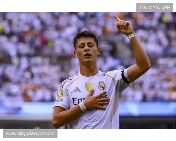 居莱尔皇马百场获赠纪念球衣礼